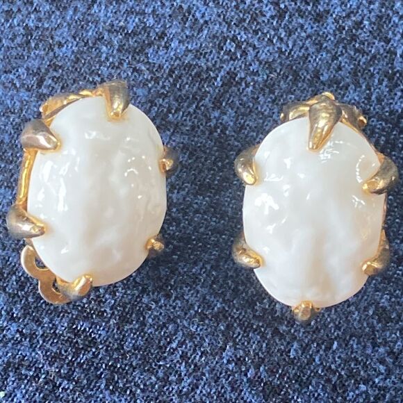 Vintage Milk Glass White Boulders Held by Golden Claws Clip On Earrings - Picture 13 of 15